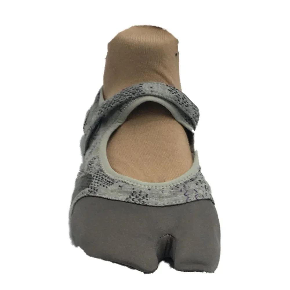 Ahnu Women's In Studi-Om Pale Smoke/Charcoal Gray Sneaker XL (Women's 11-12)